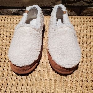 ACORN Women's slippers Size 8-9